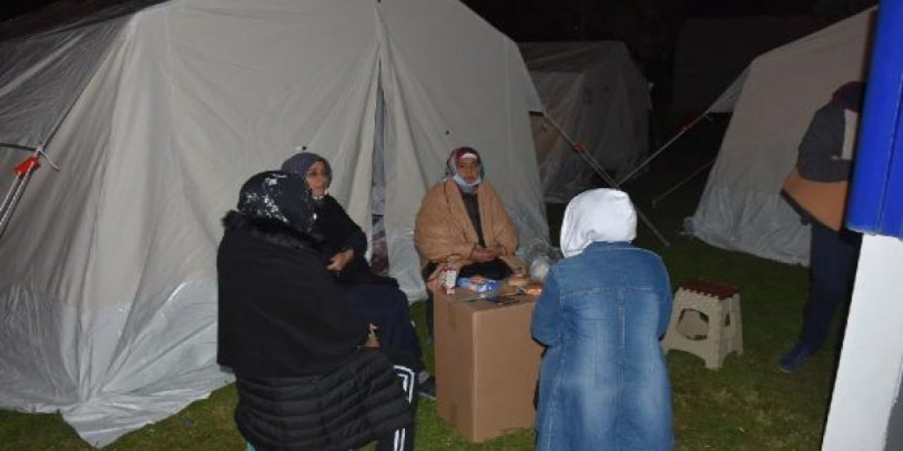 İzmirliler geceyi sokakta geçirdi!