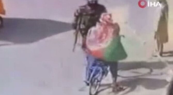 Taliban’ın şiddeti kameralara böyle yansıdı! Bayrak taşıyor diye...
