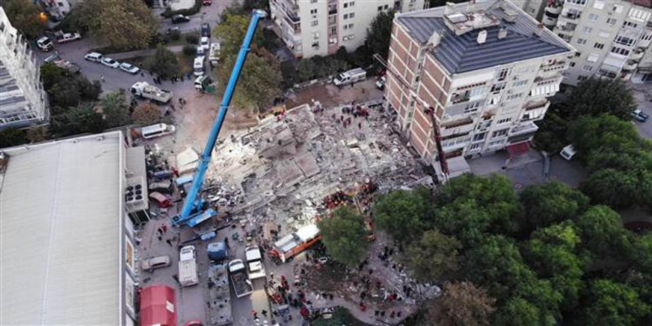 İzmir’de enkaz altındaki anne ve 4 çocuğuna ulaşıldı