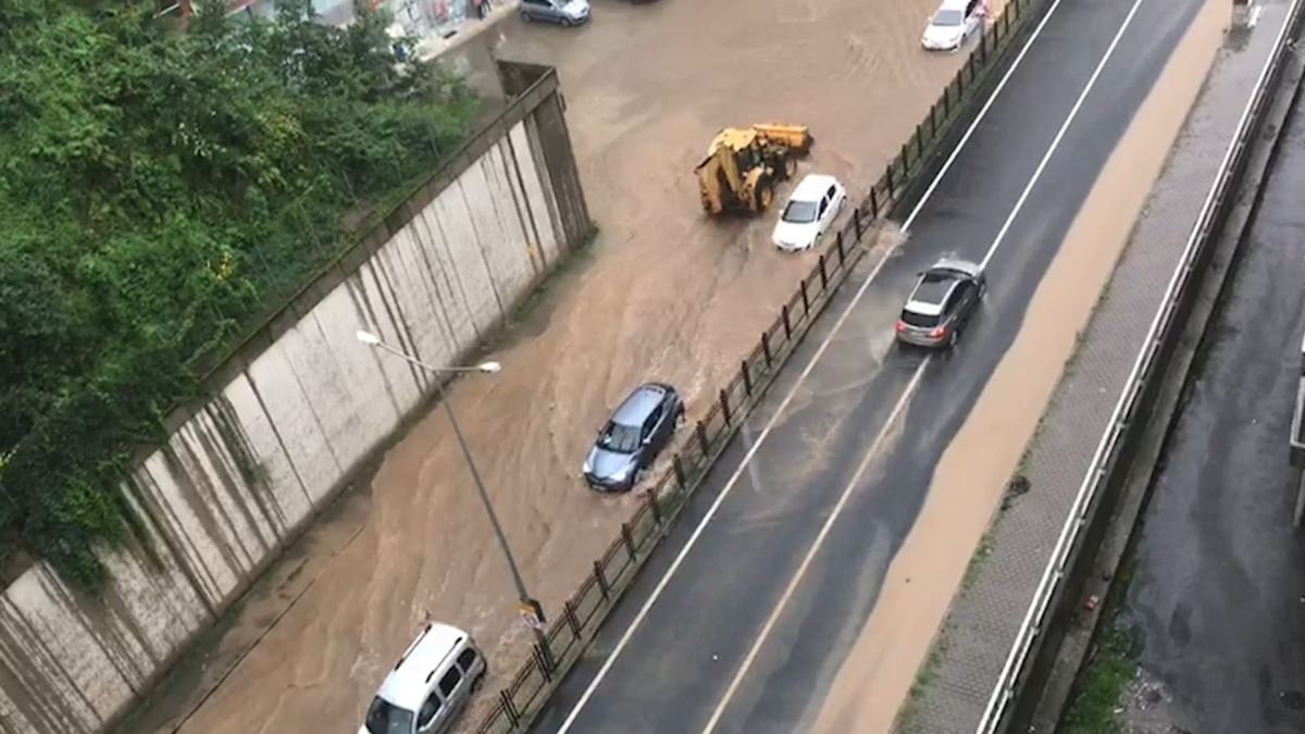Rize'de sağanak etkili oldu; yolları su bastı