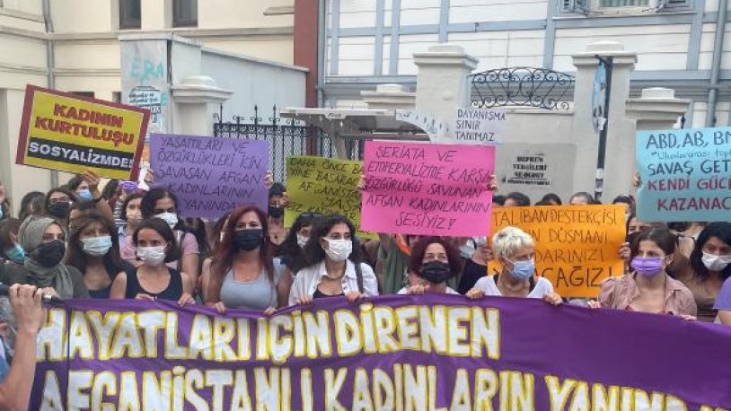 Kadıköy'de kadınlar, Afganistanlı kadınlar için dayanışma eylemi düzenledi
