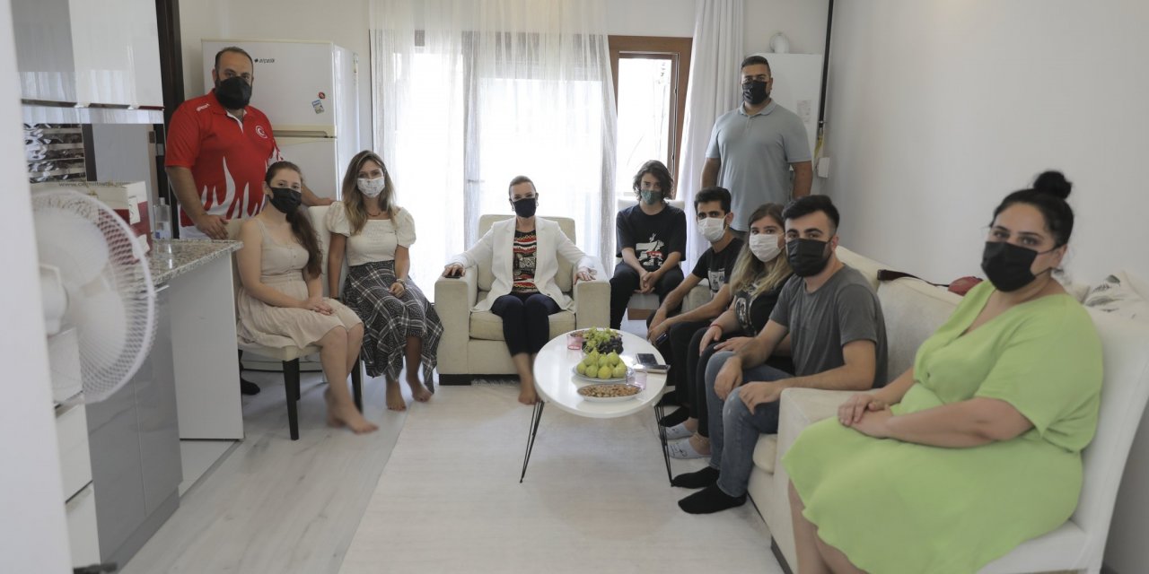 Dokuz Eylül Üniversitesi’nin resmi hesabında Rektör Nükhet Hotar ve öğrencilerin ayakları "blurlandı"