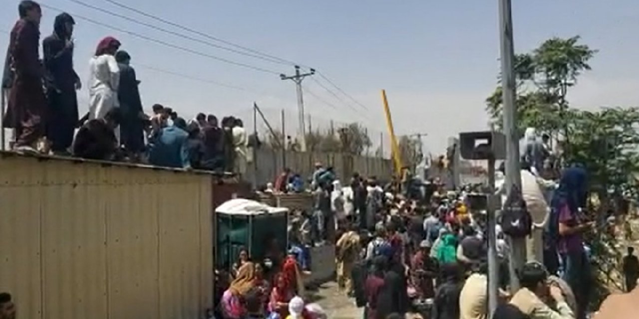 Bu kez silahlar ateşlendi...  Kabil Havalimanı’nda yine izdiham çıktı!