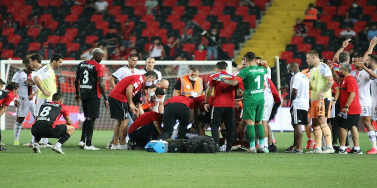 Yürekler ağza geldi... Gaziantep-Beşiktaş maçında korkutan an! Yıldız oyuncu fenalaştı!  Siyah beyazlı kulüpten "N'Sakala" açıklaması!