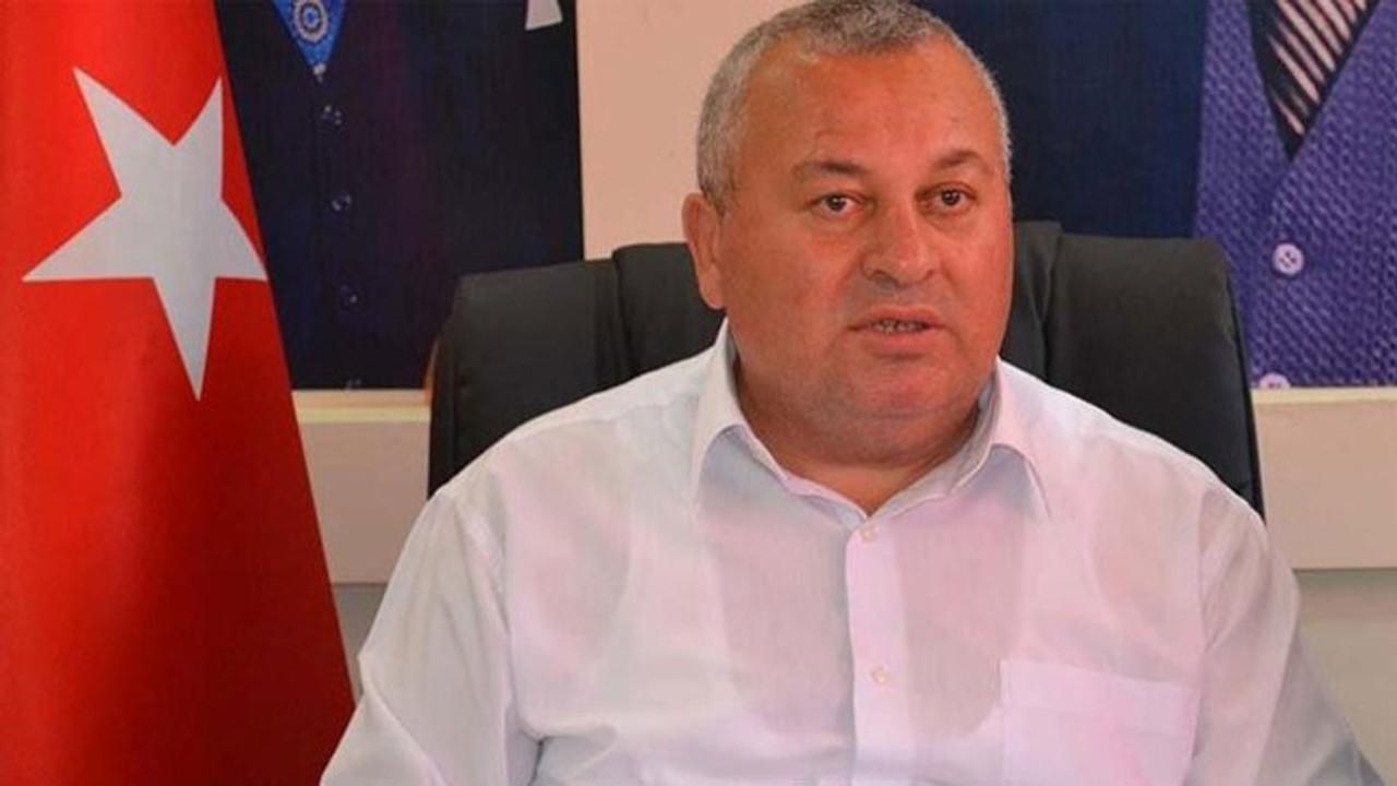 "Halk TV'nin önünden geçen dayak yiyor" dedi ve... Özlem Gürses ve İsmail Saymaz'a seslendi! "Beni yayına çağırmazsanız(!) memnun olurum"