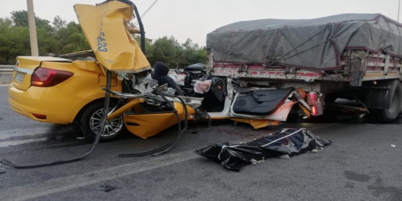 Feci kaza... Taksi, TIR’a ok gibi saplandı: Ölü ve yaralılar var