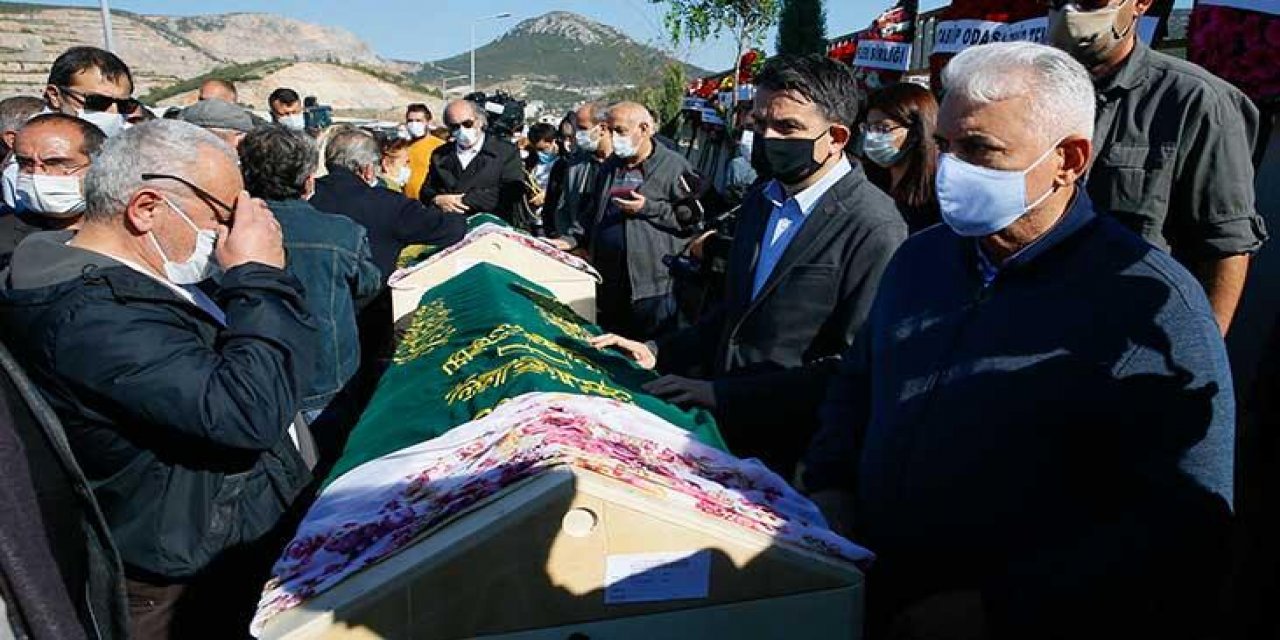 Yan yana dizilmiş tabutlar yürek yaktı! İzmir Tabip Odası Genel Sekreteri eşi ve iki çocuğunu sonsuzluğa uğurladı...