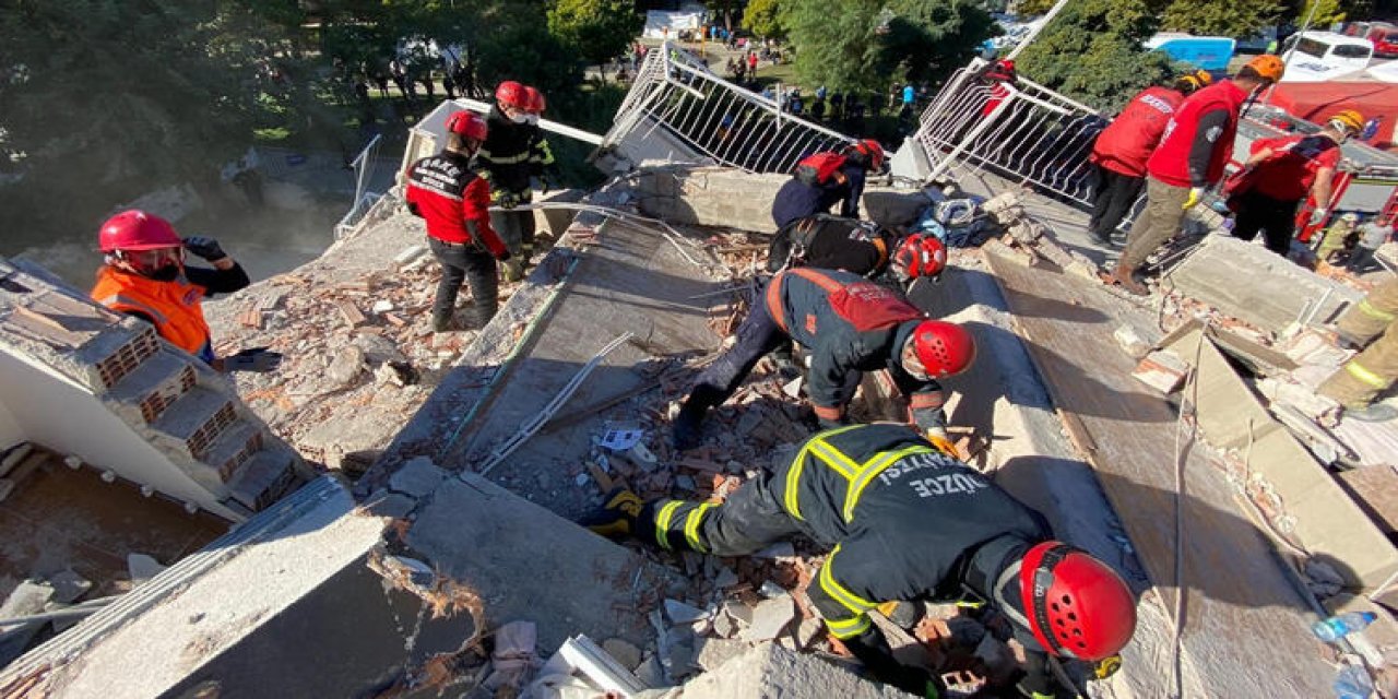 İzmir'de acı bilanço!  Hayatını kaybedenlerin sayısı 35'e yükseldi!