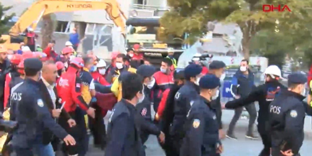 26 saat sonra gelen mucize! İzmir'de büyük sevinç... Erbek Apartmanı'ndaki enkazdan böyle çıkarıldı!