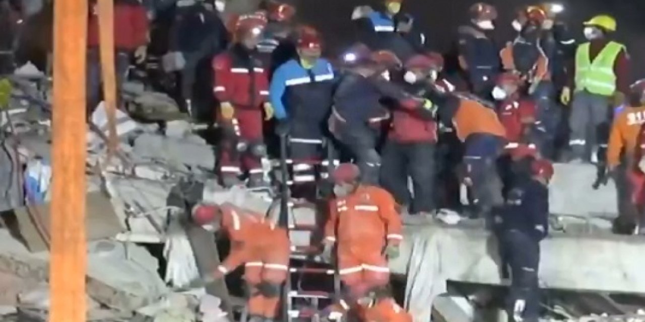 Umut hiçbir zaman tükenmez... İzmir'den 30 saat sonra gelen mucize! Bir kişi daha enkazdan çıkarıldı...