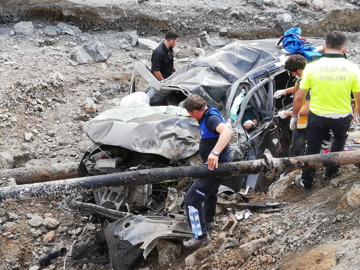Afet bölgesine gelmişlerdi... Bakanlık görevlileri uçurumdan düştü