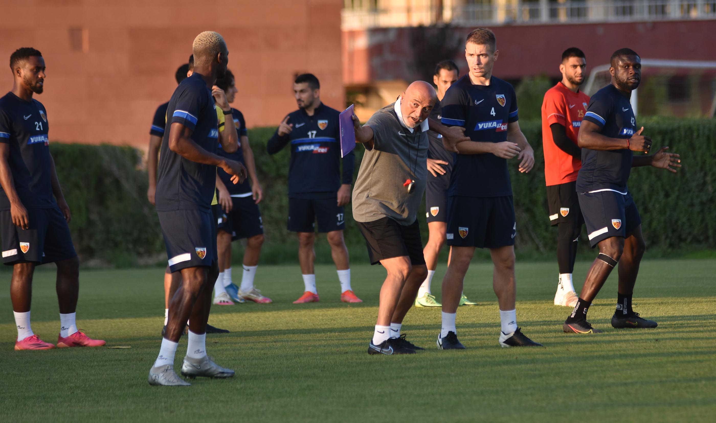 Hikmet Karaman: 3-5 kişinin gitmesi gerekiyor