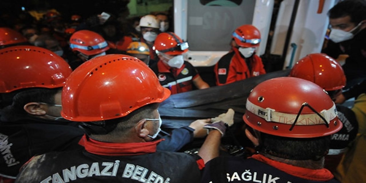 Yılmaz Erbek Apartmanı'nın enkazından market kasiyerinin cesedi çıkarıldı