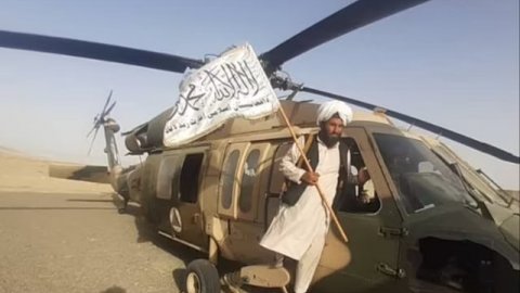 Taliban, 6 milyon dolarlık helikopteri ele geçirdi