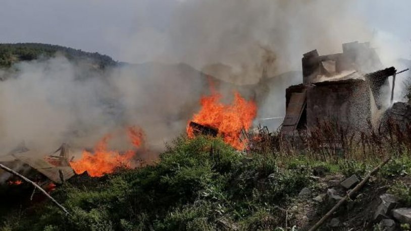 Erzurum Oltu'da bir mahalle alevlere teslim oldu