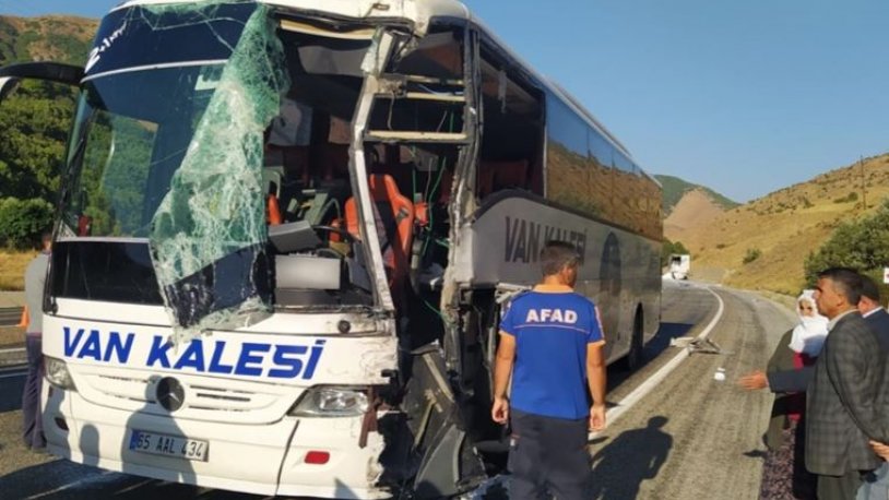 Yolcu otobüsü ile TIR çarpıştı