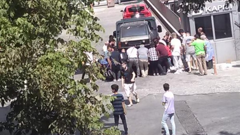 Çekicinin altında kalan kadını mahalleli ve itfaiye kurtardı