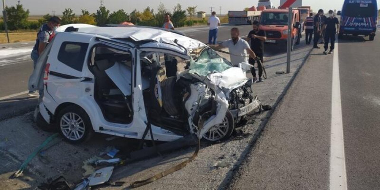 Katliam gibi kaza! TIR ile kamyonet çarpıştı: 6 kişi hayatını kaybetti; 2 yaralı!