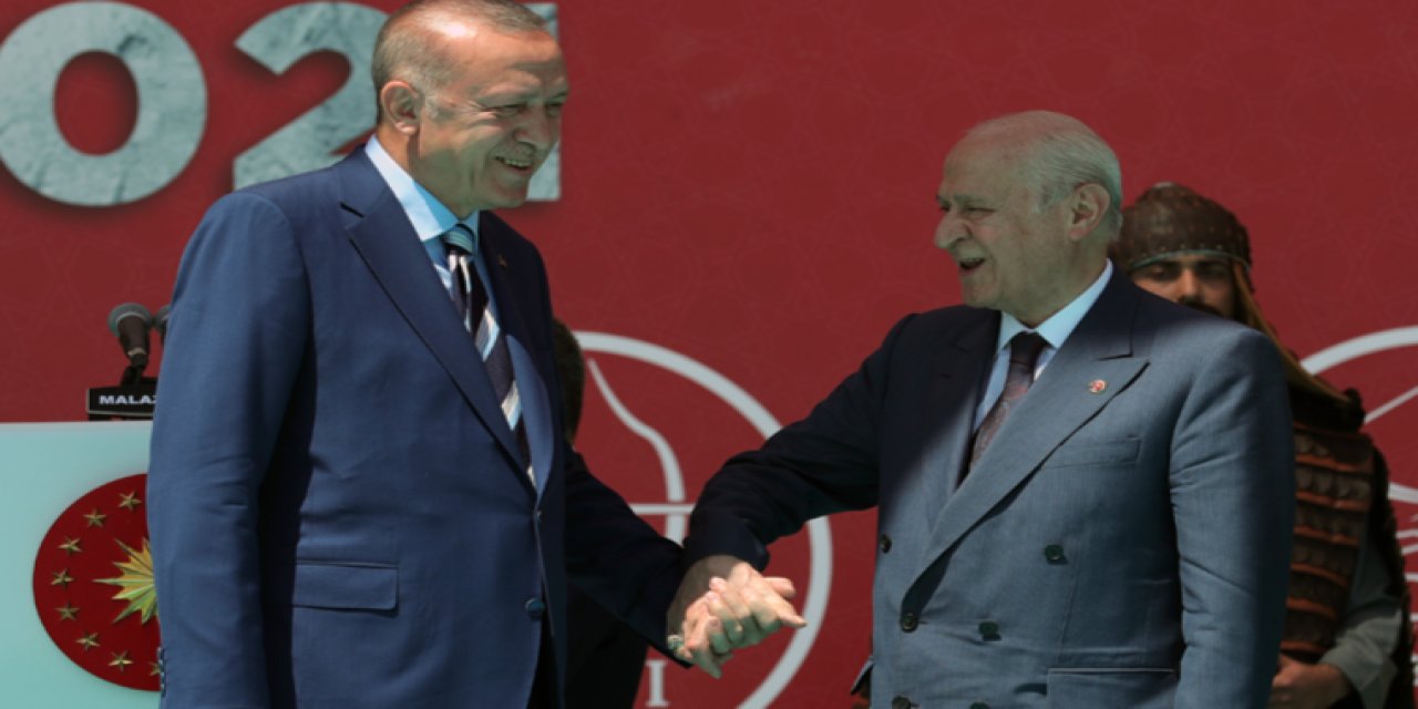 "Şuraya hal ve gidişten memnun bir çiftin resmini koyalım" dedi ve... Murat Yetkin Erdoğan ve Bahçel'nin verdiği bu görüntüye dikkat çekti: Ne anlama geliyor?