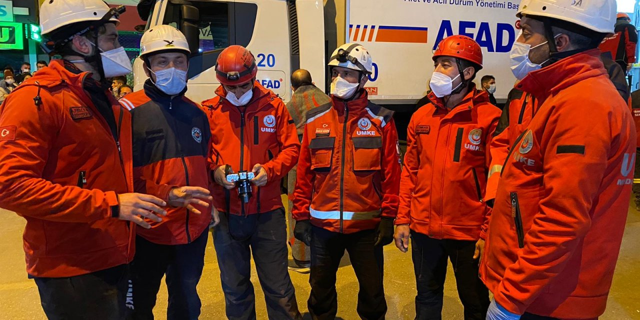 Yaşlı adamı enkazdan kurtaran ekip: Mutluluktan kendimizi kaybettik