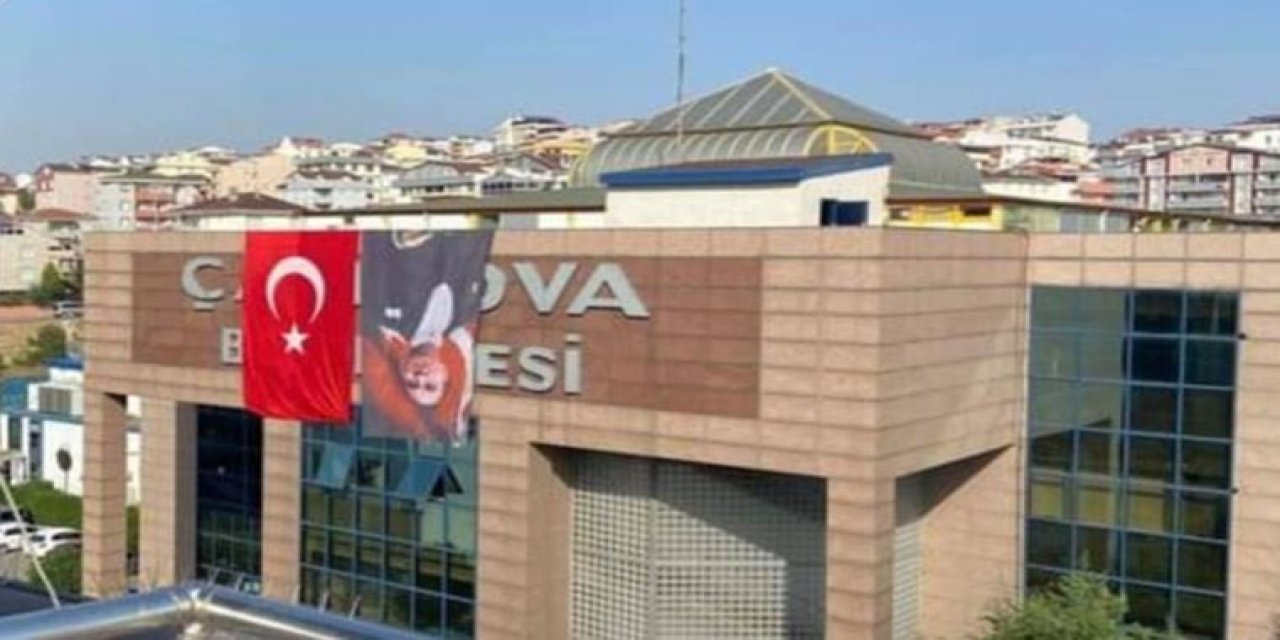 Bu görüntü büyük tepki çekmişti... Atatürk'ün resmini ters asana AKP'li belediye faturayı CHP'ye kesti! Niye uyarmadınız?