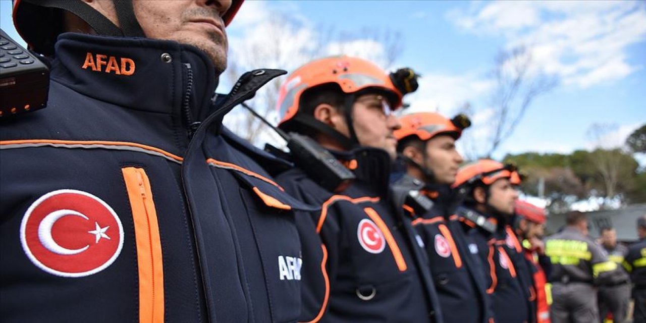 AFAD, deprem sonrasında büyüklüğü 4'ün üzerinde 40 olmak üzere, toplam 712 artçı sarsıntı meydana geldiğini bildirdi.