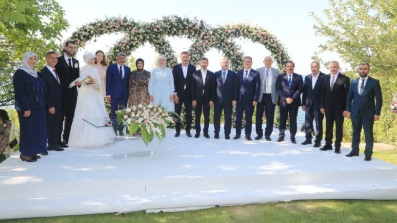 Tepki yağdı! Vali'den kızına göl manzaralı vali konağında düğün