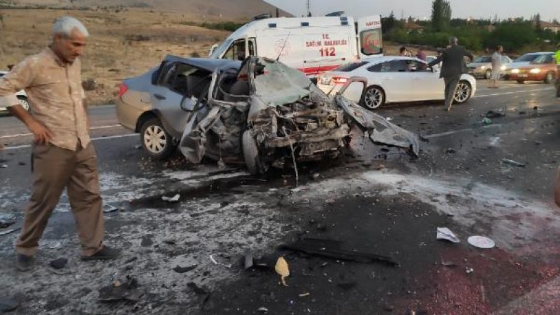 Malatya'da feci kaza! İki otomobil kafa kafaya çarpıştı