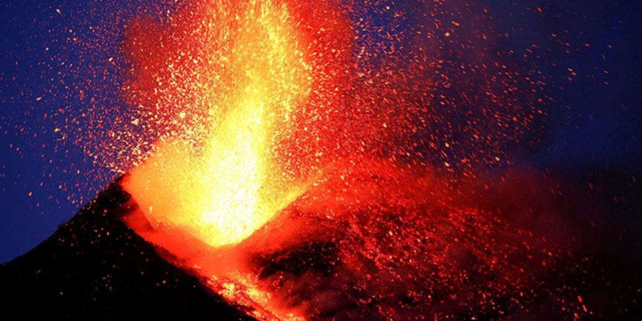 Metrelerce lav püskürttü! Etna Yanardağı yeniden faaliyete geçti!