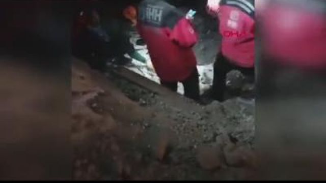 Enkazdaki 70 yaşındaki Ahmet Çitim'e ilk ulaşıldığı anlar