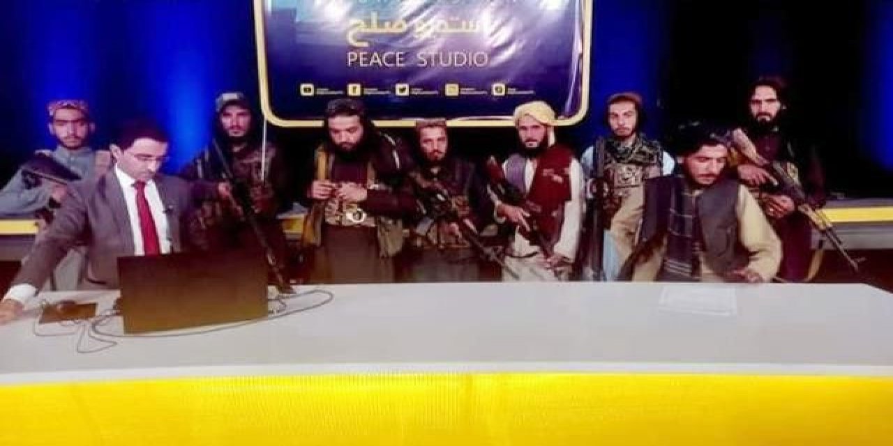 Bu görüntü sosyal medyada gündem oldu! Taliban militanları canlı yayında sunucunun etrafını sardı!