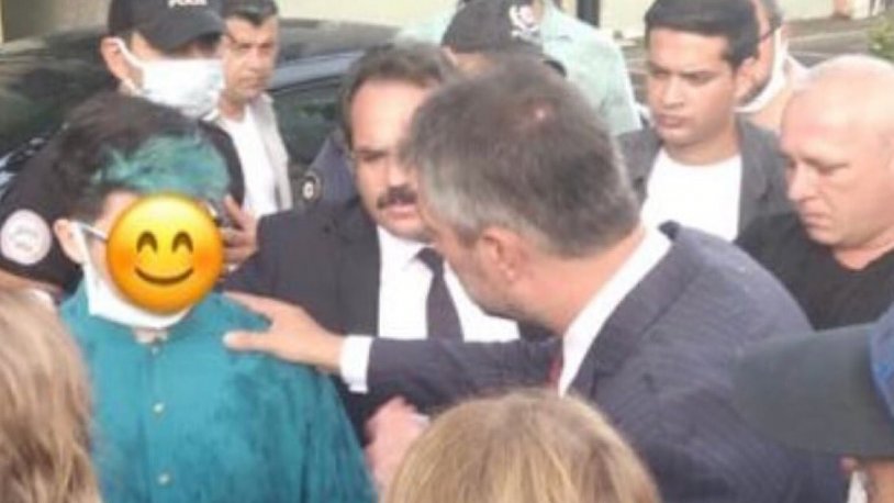 Şile'deki 30 Ağustos töreninde skandal! Öğrenciye saçının bir kısmı mavi olduğu gerekçesiyle şiir okutulmadı