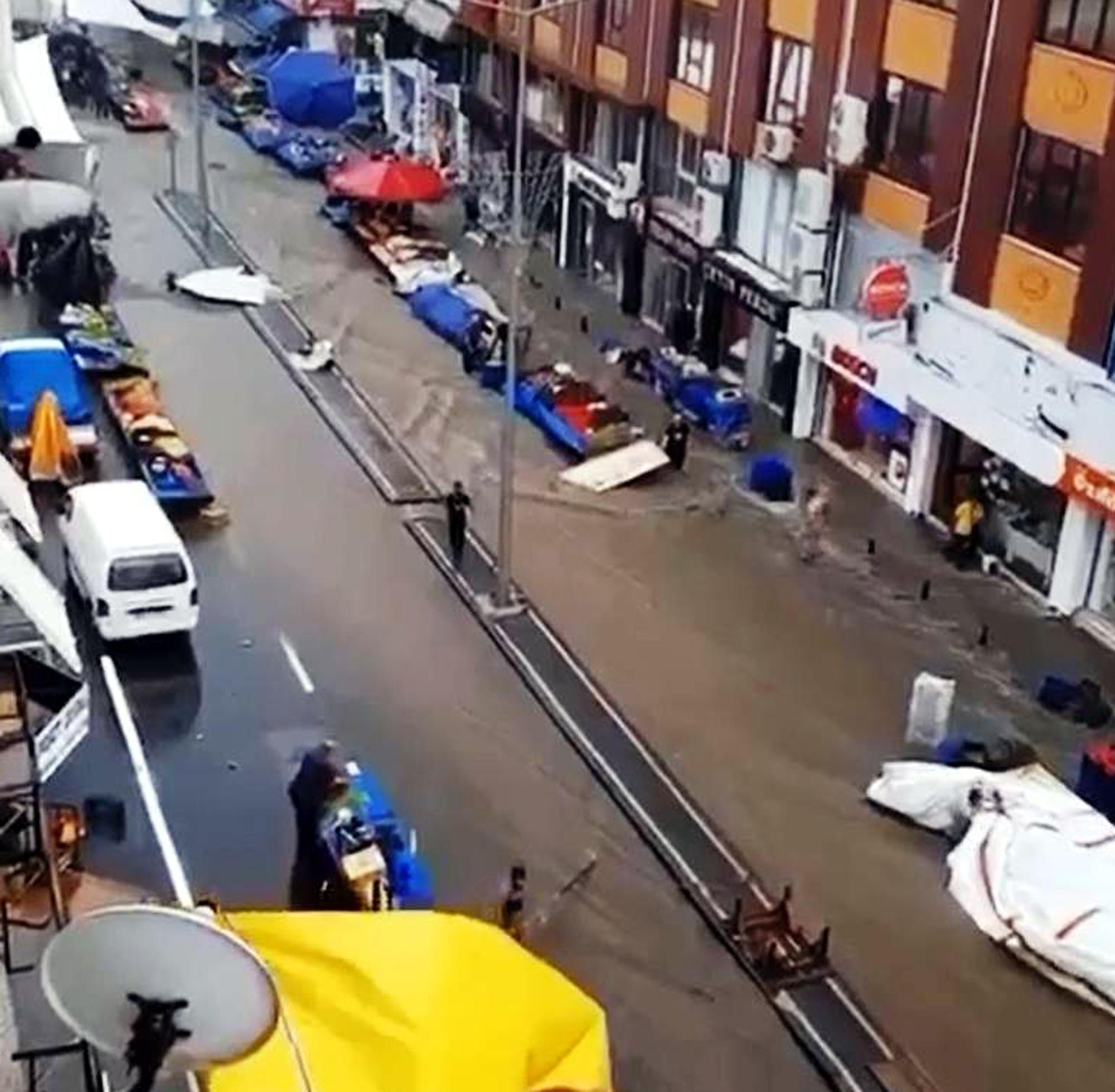 Tekirdağ'da 15 dakikalık sağanak hayatı olumsuz etkiledi