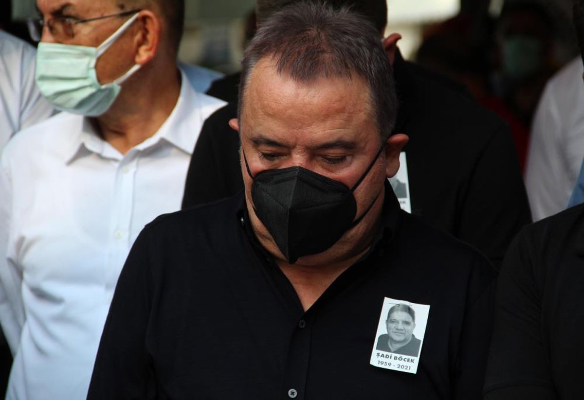 Koronavirüsten hayatını kaybetmişti... Başkan Muhittin Böcek’ten ağabeyine acı veda