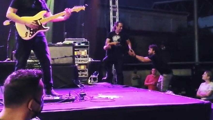 Ünlü şarkıcı yürekleri ağızlara getirdi! Sahneye çıkarken ayağı takılınca...