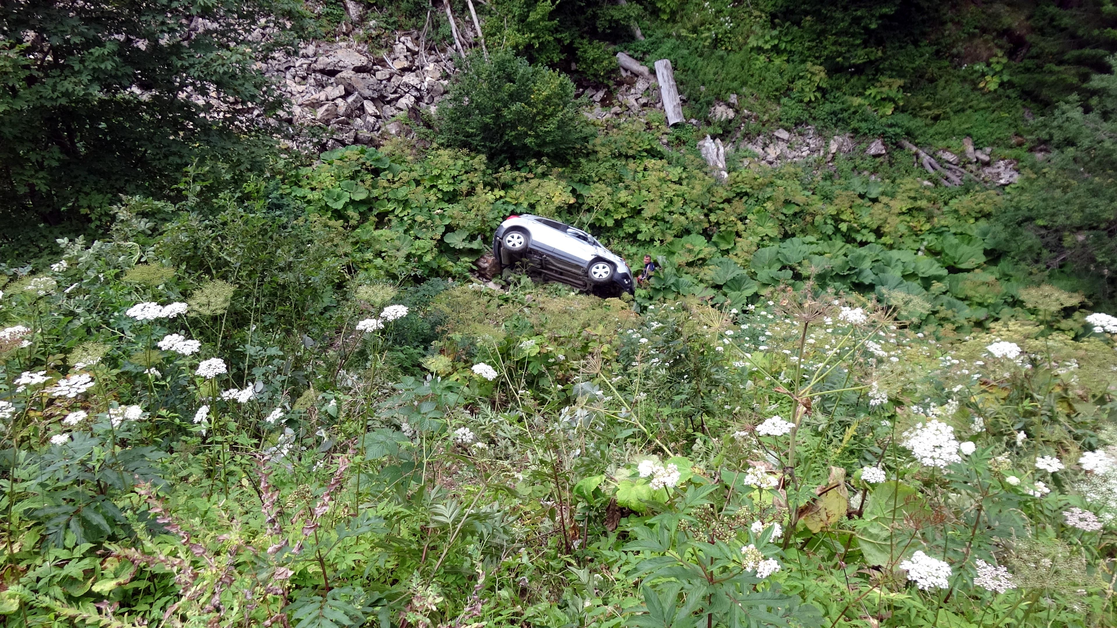 Yedigöller yolunda feci kaza! 25 metrelik uçurumdan yuvarlandılar