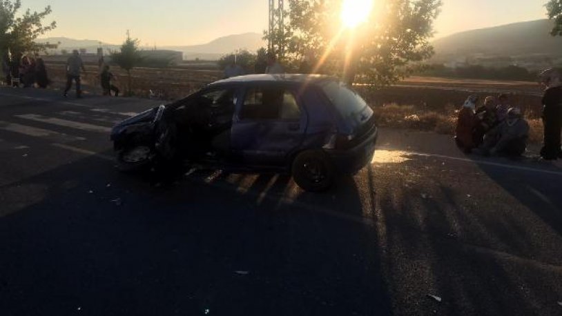 Elazığ'da meydana gelen iki ayrı kazada 12 kişi yaralandı