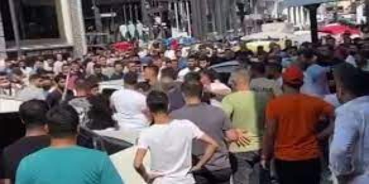 Ortalık bir anda karıştı! Satırlarla birbirlerine saldırdılar... Esnaf ve nakliyeciler arasında kavga!