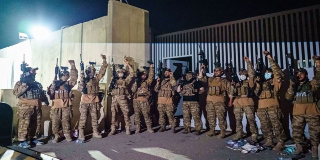 "Devletimiz artık özgür ve bağımsız"  Taliban, ABD askeri üniformaları ve ekipmanlarıyla poz verdi!