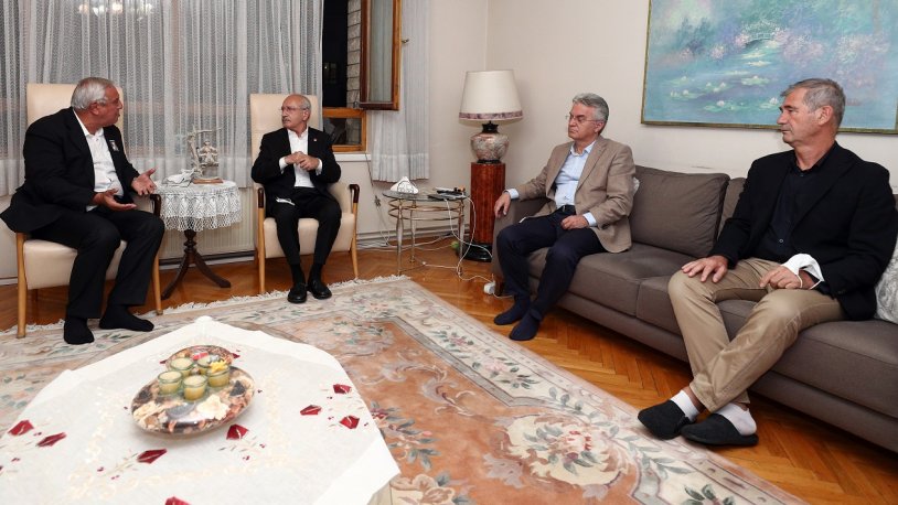 Geçtiğimiz gün ağabeyini kaybetmişti... Kılıçdaroğlu'ndan Orhan Uğuroğlu'na taziye ziyareti