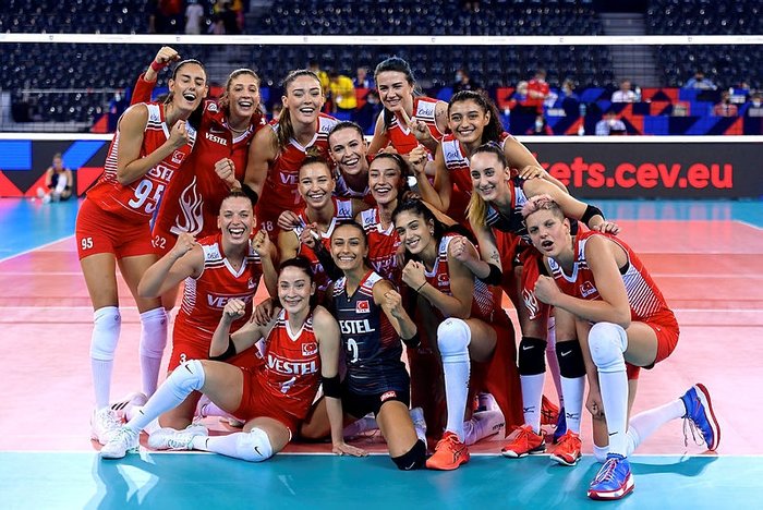 A Milli Kadın Voleybol Takımı’nın İzmir Marşı ile zafer sevinci yaşamaları sansürlenmişti... Fatih Altaylı’dan TRT'nin skandalına bomba cevap! "Kusura bakmayın ama ne mutlu ki başaramadınız"