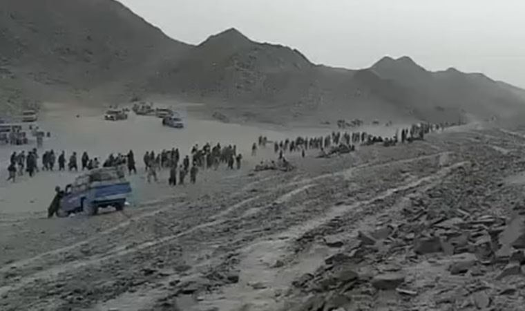 Ülkeden kaçışın boyutu gözler önüne serildi! Binlerce Afgan, Pakistan sınırından İran'a geçiyor