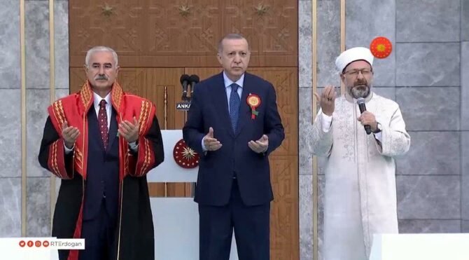 Yargıtay binasının açılışında Yargıtay Başkanı Akarca'nın cübbesiyle dua etmesi gündemdeki yerini koruyor! Kanadoğlu dualı açılışa sert tepki gösterdi: "Şeyhülislam konuşması"