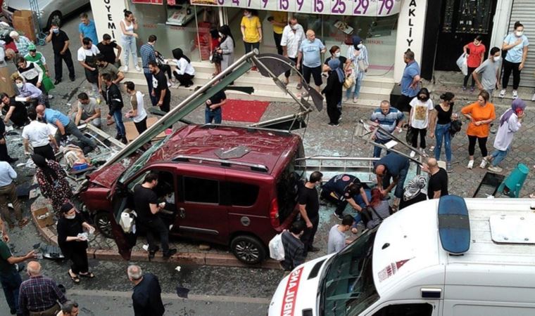 İstanbul'da feci kaza! Kasımpaşa'da hafif ticari otomobil durağa daldı