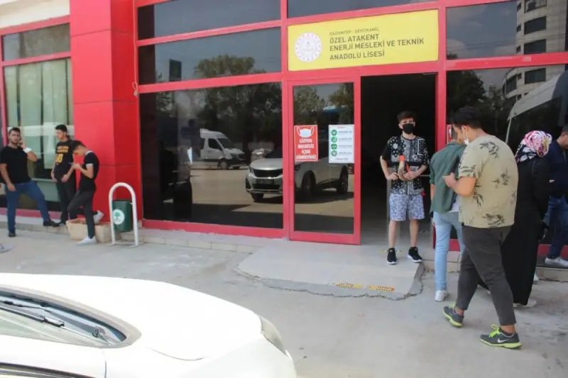 Yıllık ücretleri topladılar, aniden ortadan kayboldular! Veliler duruma tepkili