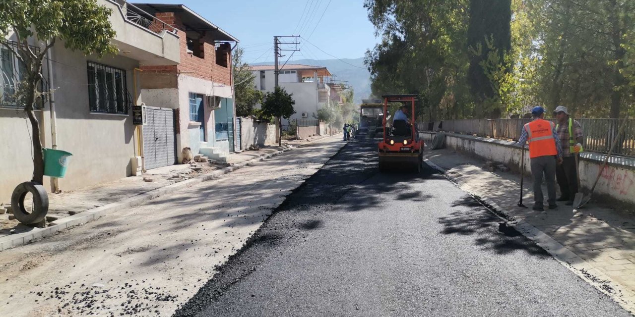 ''Vatandaşlarımızın en iyiyi hak ettiğini bilerek, yatırımlarımıza devam edeceğiz” AYDIN BÜYÜKŞEHİR BELEDİYESİ, YOL YAPIM ÇALIŞMALARINA DEVAM EDİYOR