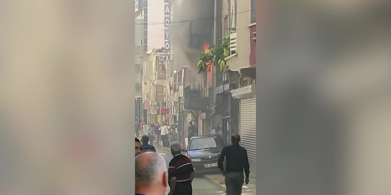 KIRIKKALE’DE İTFAİYE ERİ YANGINDA MAHSUR KALAN KİŞİYİ SIRTINDA TAŞIYARAK KURTARDI