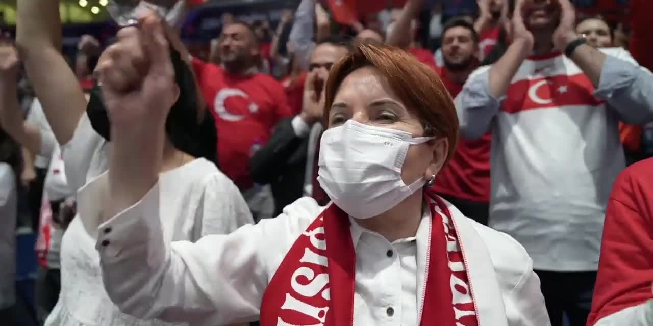 MERAL AKŞENER: "HARİKASINIZ FİLENİN SULTANLARI, SİZİNLE GURUR DUYUYORUM"