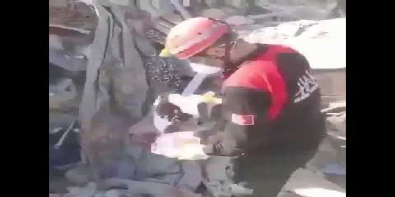 Arama kurtarma görevlisi enkazda bakakaldı