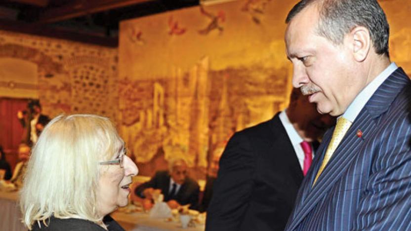 "Açlık Türkiye'nin bugünkü koşullarında inandırıcı gelmiyor" dedi ve... Alev Alatlı'dan çok tartışılacak açıklamalar! "Türkiye'nin karnı doydu, tokuz çok şükür"